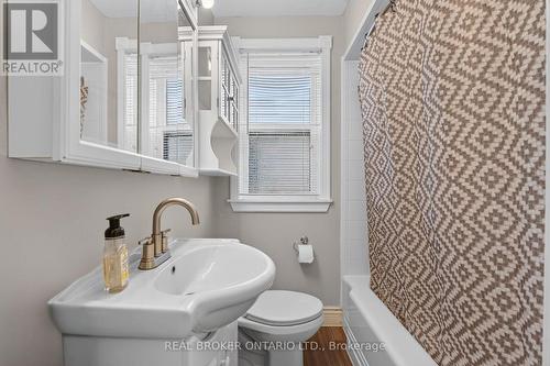 72 Houghton Avenue S, Hamilton, ON - Indoor Photo Showing Bathroom