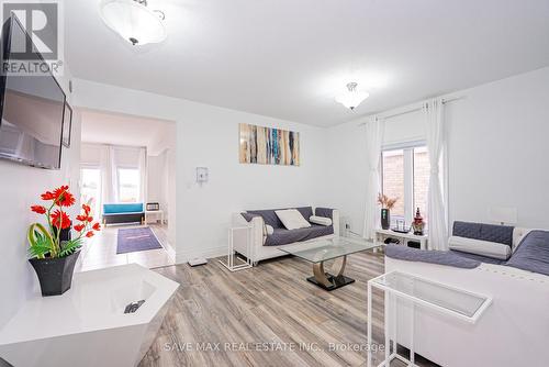 86 Sunset Way, Thorold, ON - Indoor Photo Showing Living Room