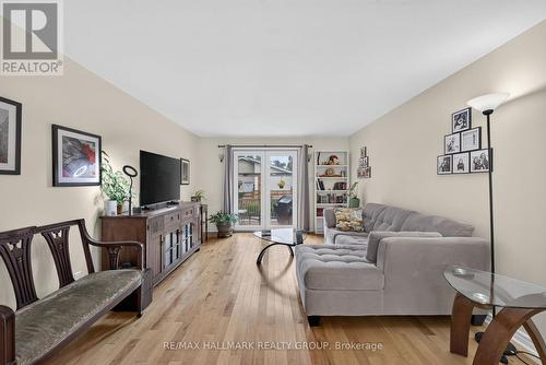 1100 Bathgate Drive, Ottawa, ON - Indoor Photo Showing Living Room