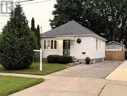 221 HIBBERT AVENUE  Oshawa, ON L1J 1V4