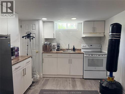 3199 Mark, Windsor, ON - Indoor Photo Showing Kitchen