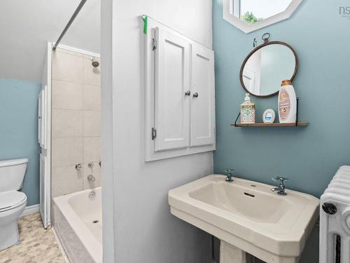 475 Albert Street, Windsor, NS - Indoor Photo Showing Bathroom