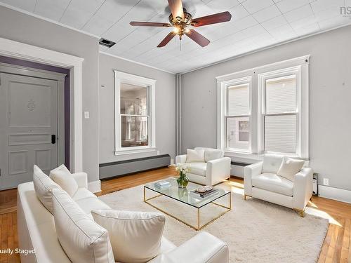 475 Albert Street, Windsor, NS - Indoor Photo Showing Living Room