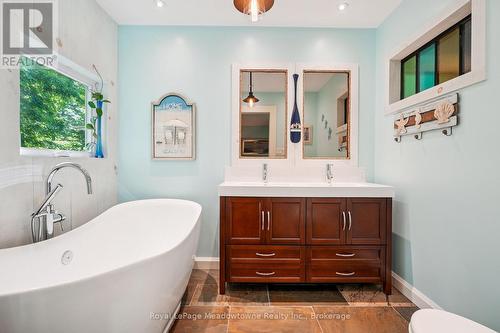 9878 15 Side Road, Halton Hills (Es Rural Esquesing), ON - Indoor Photo Showing Bathroom