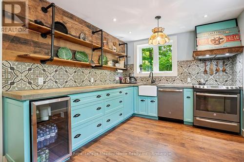 9878 15 Side Road, Halton Hills (Es Rural Esquesing), ON - Indoor Photo Showing Kitchen With Upgraded Kitchen