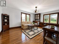 Livingroom with built in book case - 