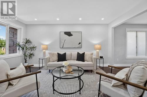 3346 Chartrand Crescent, Mississauga, ON - Indoor Photo Showing Living Room