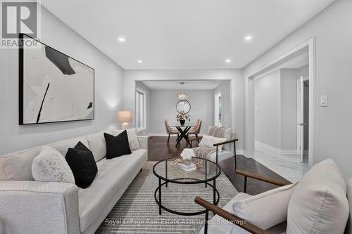 3346 Chartrand Crescent, Mississauga, ON - Indoor Photo Showing Living Room