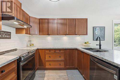 40 Maich Crescent, Brantford, ON - Indoor Photo Showing Kitchen With Double Sink With Upgraded Kitchen