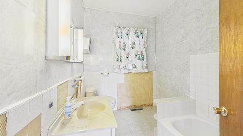 1041 4Th Avenue, Fernie, BC - Indoor Photo Showing Bathroom