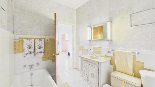 1041 4Th Avenue, Fernie, BC - Indoor Photo Showing Bathroom