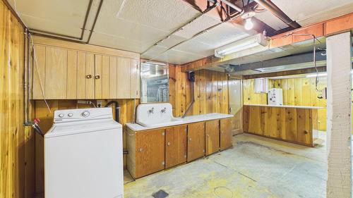 1041 4Th Avenue, Fernie, BC - Indoor Photo Showing Laundry Room
