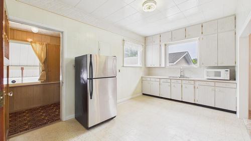 1041 4Th Avenue, Fernie, BC - Indoor Photo Showing Kitchen