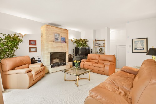 Salle familiale - 16 Rue Haendel, Kirkland, QC - Indoor Photo Showing Living Room With Fireplace