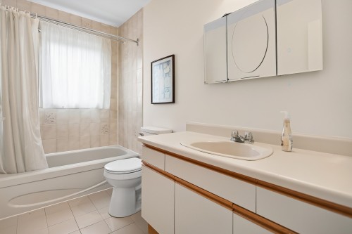 Chambre à coucher - 16 Rue Haendel, Kirkland, QC - Indoor Photo Showing Bathroom