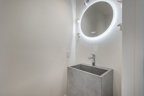 Powder room - 355 Av. Edison, Saint-Lambert, QC - Indoor Photo Showing Laundry Room