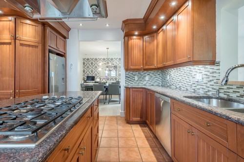 Kitchen - 355 Av. Edison, Saint-Lambert, QC - Indoor Photo Showing Kitchen With Double Sink
