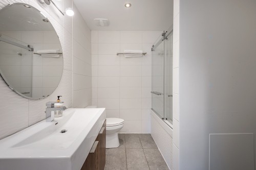 Bathroom - 355 Av. Edison, Saint-Lambert, QC - Indoor Photo Showing Bathroom