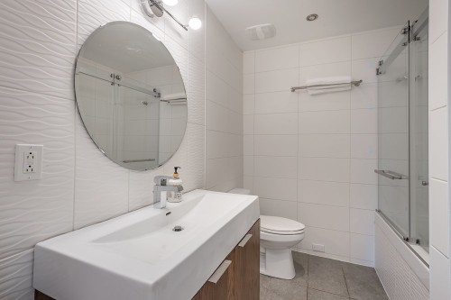 Bathroom - 355 Av. Edison, Saint-Lambert, QC - Indoor Photo Showing Bathroom