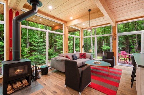Salon - 171 Ch. Du Retour-Aux-Sources, Amherst, QC - Indoor With Fireplace