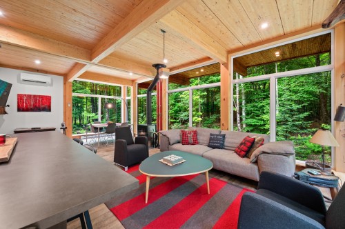 Salon - 171 Ch. Du Retour-Aux-Sources, Amherst, QC - Indoor