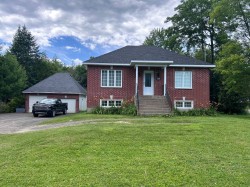 422 Ch. de la Rivière-du-Nord  Saint-Colomban, QC J5K 2E4