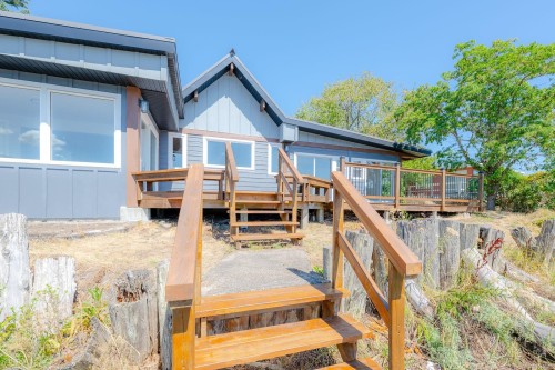 5492 Deep Bay Dr, Bowser, BC 
