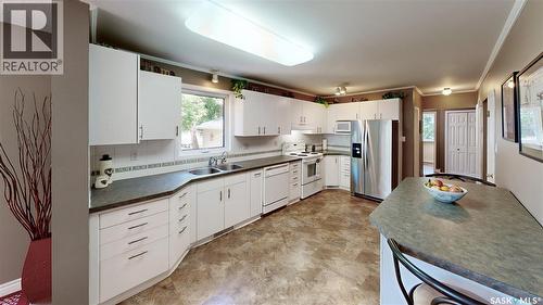 2902 Lacon Street, Regina, SK - Indoor Photo Showing Kitchen With Double Sink