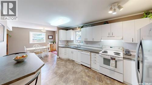 2902 Lacon Street, Regina, SK - Indoor Photo Showing Kitchen With Double Sink