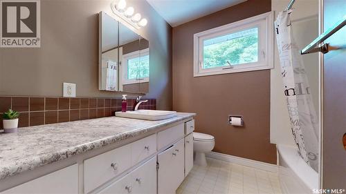 2902 Lacon Street, Regina, SK - Indoor Photo Showing Bathroom
