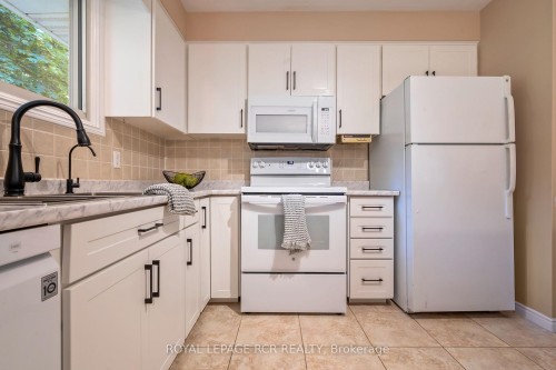 137 White Pine Crescent, Waterloo, ON - Indoor Photo Showing Kitchen