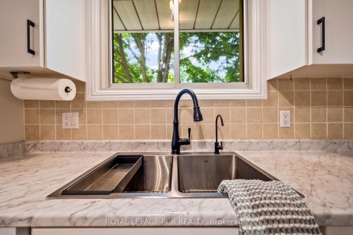 137 White Pine Crescent, Waterloo, ON - Indoor Photo Showing Kitchen