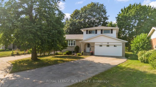 137 White Pine Crescent, Waterloo, ON - Outdoor With Facade