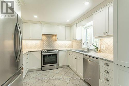 39 Bonnybank Court, Kitchener, ON - Indoor Photo Showing Kitchen With Stainless Steel Kitchen With Double Sink With Upgraded Kitchen