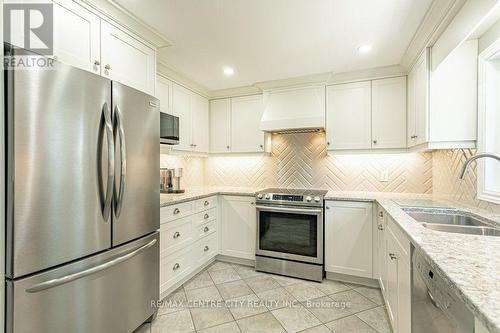 39 Bonnybank Court, Kitchener, ON - Indoor Photo Showing Kitchen With Stainless Steel Kitchen With Double Sink With Upgraded Kitchen