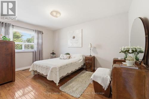 1069 Alexandra Avenue, Mississauga, ON - Indoor Photo Showing Bedroom