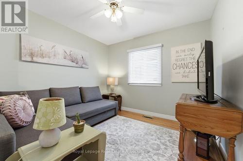 1069 Alexandra Avenue, Mississauga, ON - Indoor Photo Showing Living Room