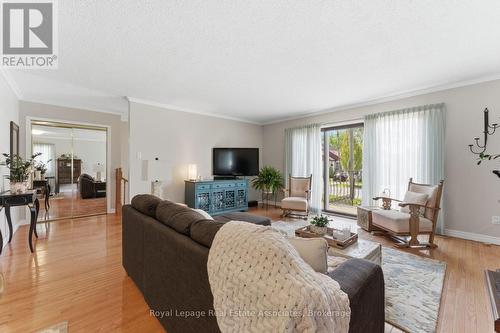 1069 Alexandra Avenue, Mississauga, ON - Indoor Photo Showing Living Room