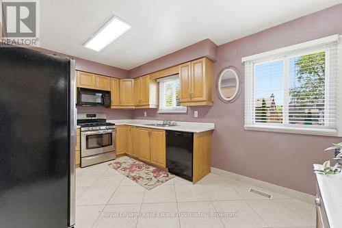 1069 Alexandra Avenue, Mississauga, ON - Indoor Photo Showing Kitchen