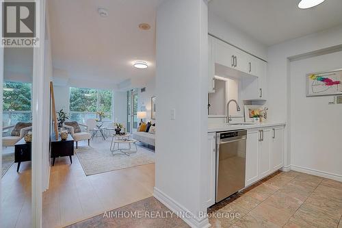 511 - 238 Doris Avenue, Toronto, ON - Indoor Photo Showing Kitchen
