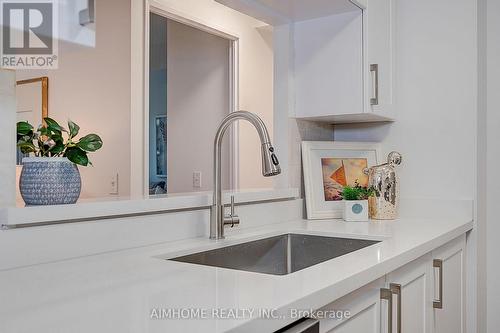 511 - 238 Doris Avenue, Toronto, ON - Indoor Photo Showing Kitchen