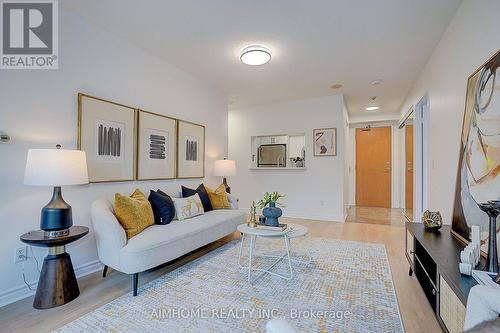 511 - 238 Doris Avenue, Toronto, ON - Indoor Photo Showing Living Room