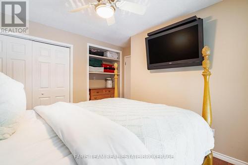 33 Oneida Crescent, Tiny, ON - Indoor Photo Showing Bedroom