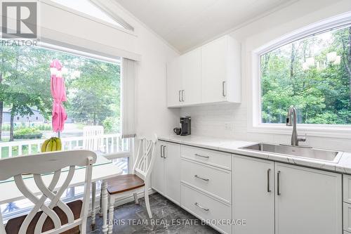 33 Oneida Crescent, Tiny, ON - Indoor Photo Showing Kitchen