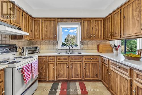 5257 Cliff Road, Lambton Shores, ON - Indoor Photo Showing Kitchen With Double Sink