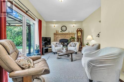 5257 Cliff Road, Lambton Shores, ON - Indoor Photo Showing Living Room