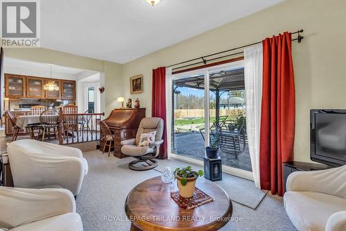 5257 Cliff Road, Lambton Shores, ON - Indoor Photo Showing Living Room