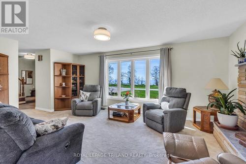 5257 Cliff Road, Lambton Shores, ON - Indoor Photo Showing Living Room