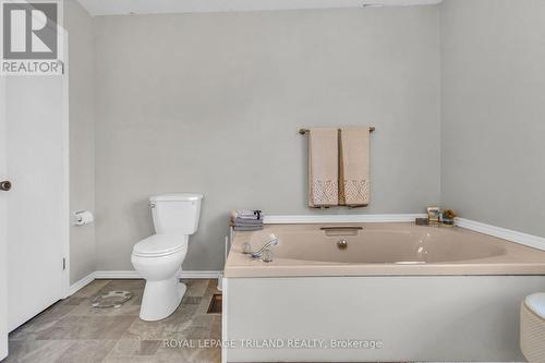 5257 Cliff Road, Lambton Shores, ON - Indoor Photo Showing Bathroom