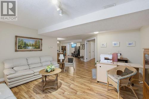 9989 Oxbow Drive, Middlesex Centre (Komoka), ON - Indoor Photo Showing Living Room